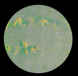 تظهر هذه الخريطة المغناطيسية كيفية ارتباط خطوط المجال المغناطيسي والبقع الشمسية