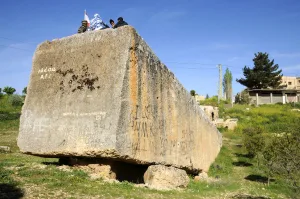 حجر المرأة الحامل في بعلبك.. لبنان