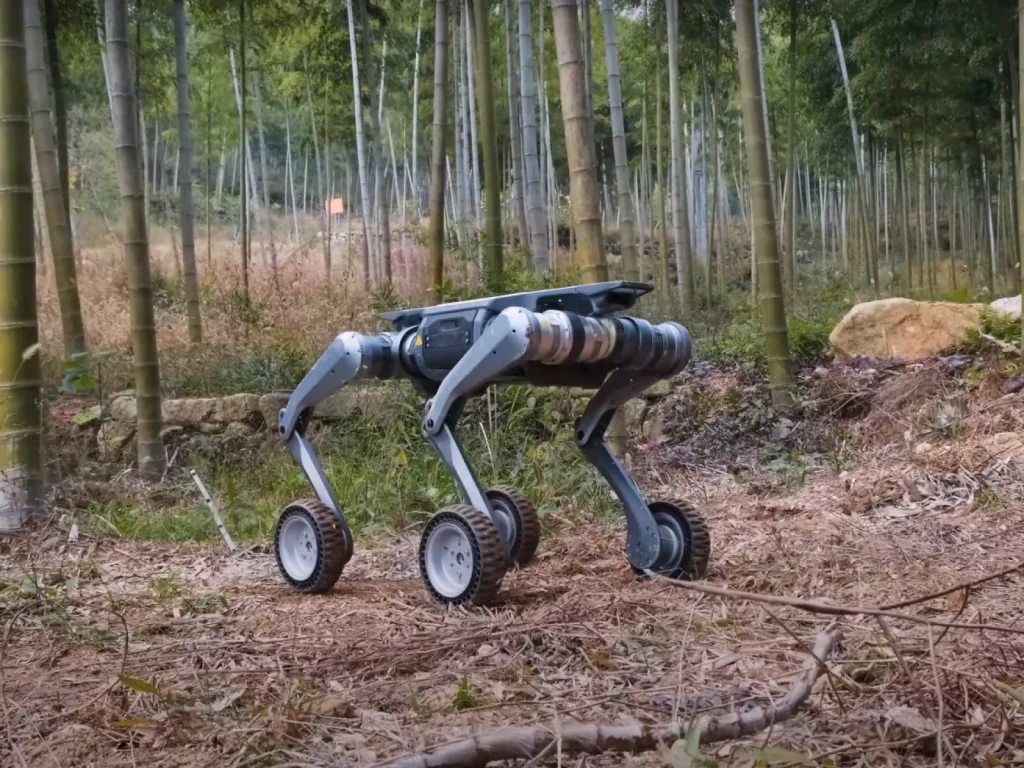 بفضل العجلات والاختيار بين ساقين أو أربع.. روبوت DEEP Robotics Lynx قادر على عبور التضاريس الصعبة