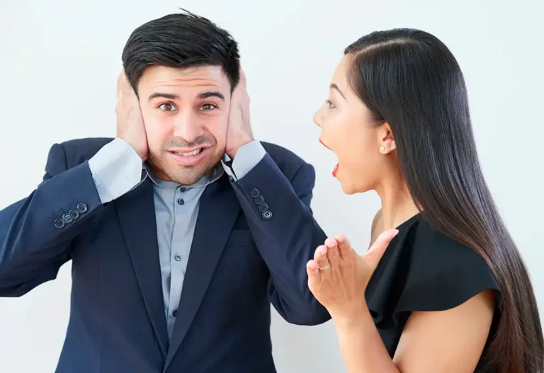 دراسة تحسم الجدل: هل تتحدث النساء أكثر من الرجال؟